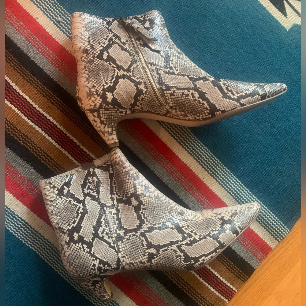 Splendid Snakeskin kitten heel bottles size 9